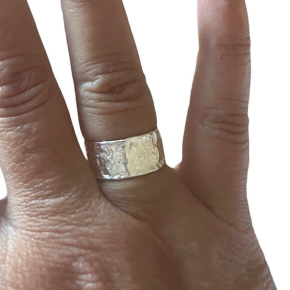 The Texture Band Ring in silver - Picture 2 of 8